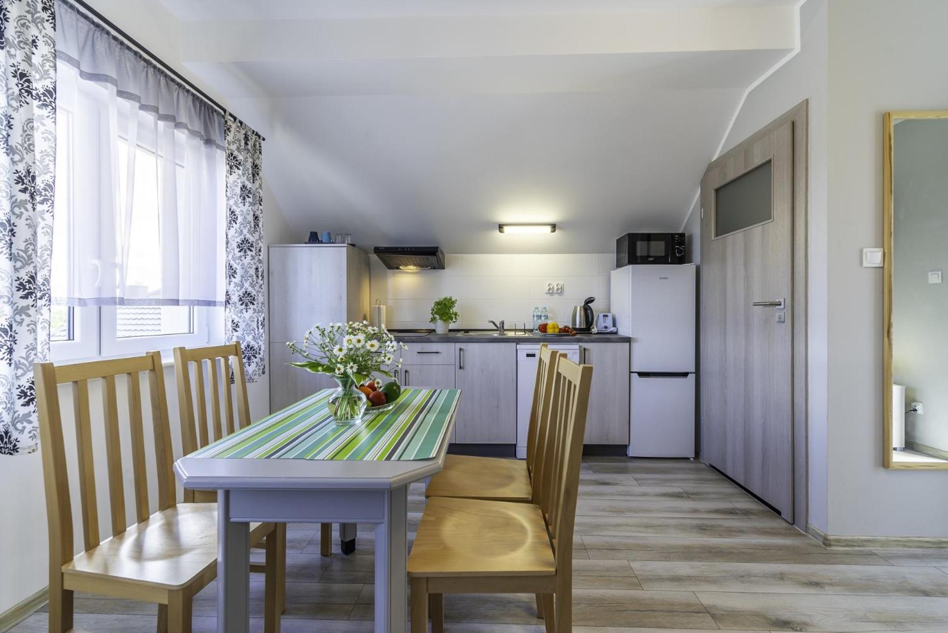 Frajda Domki - Apartamenty 6-Osobowe - Salon I Dwie Sypialnie Oraz Studia 4-Osobowe - Pokoj Z Aneksem Kuchennym Реваль Екстер'єр фото