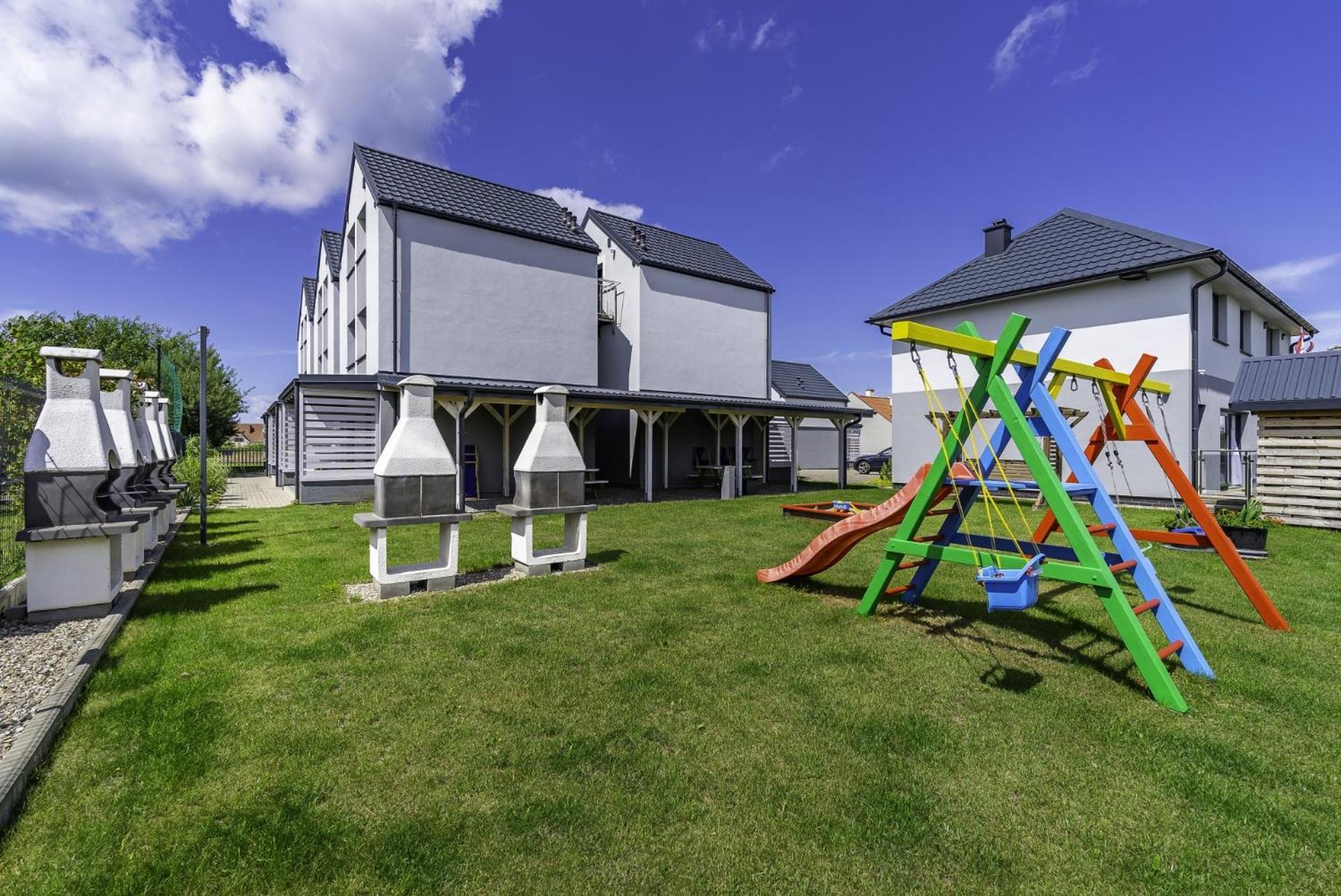 Frajda Domki - Apartamenty 6-Osobowe - Salon I Dwie Sypialnie Oraz Studia 4-Osobowe - Pokoj Z Aneksem Kuchennym Реваль Екстер'єр фото